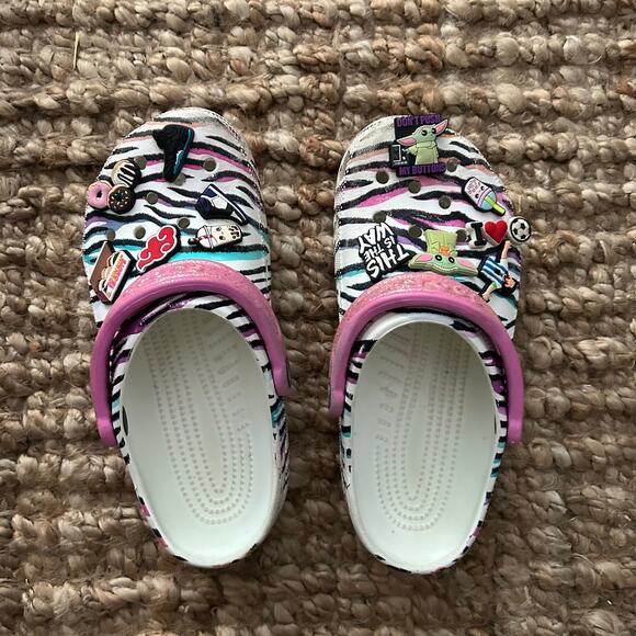 Crocs Classic Clogs Zebra Print w/ Jibbitz Charms –White Multicolor–W6 - Picture 3 of 13